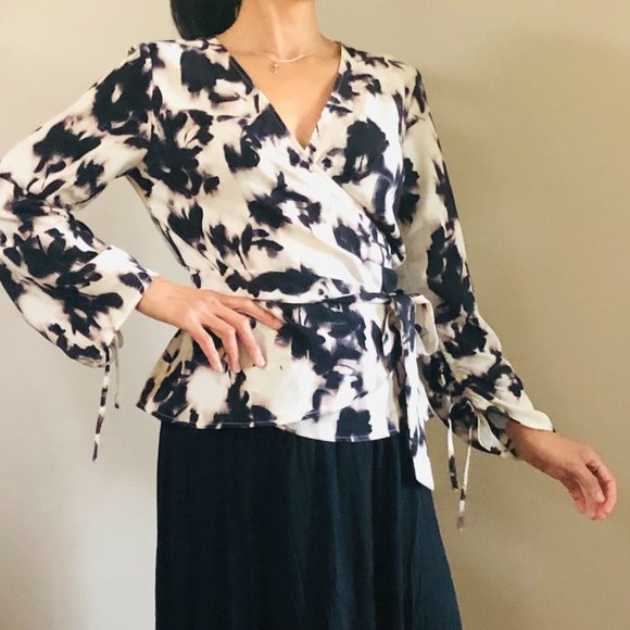 NEW WITH TAGS!!  GORGEOUS BAR 111 WRAP TOP IN WHITE, PURPLE AND LAVENDER… - Picture 2 of 11